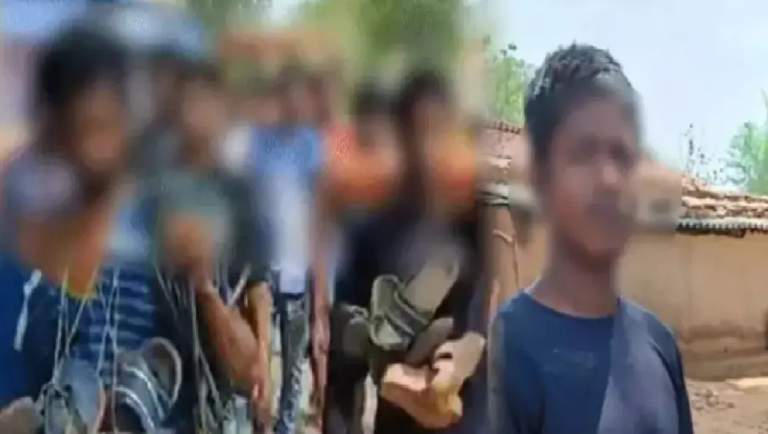 CG : जूते-चप्पल की माला पहनाकर 2 लड़कों को किया अपमानित, चोरी के आरोप में गली में घुमाया…