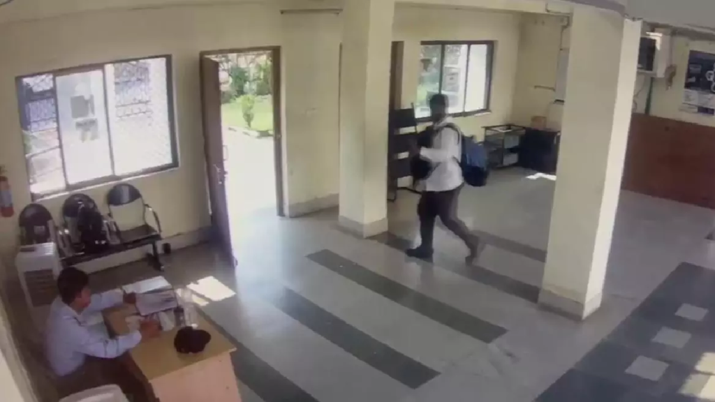 CG : हॉस्टल से 15 लैपटॉप चोरी, CCTV में नजर आया चोर, तलाश कर रही पुलिस …