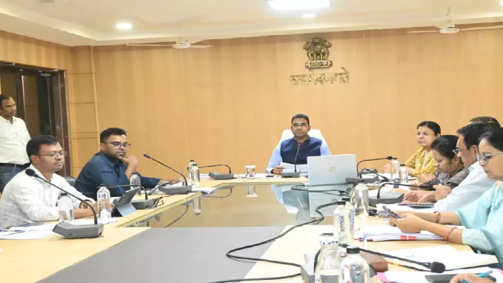 CG : विशेष अभियान चलाकर लंबित आवेदनों का करें निराकरण : कलेक्टर …