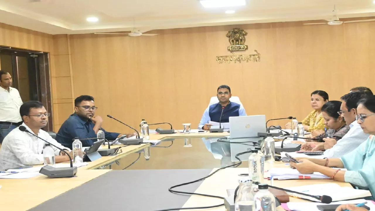 CG : विशेष अभियान चलाकर लंबित आवेदनों का करें निराकरण : कलेक्टर …