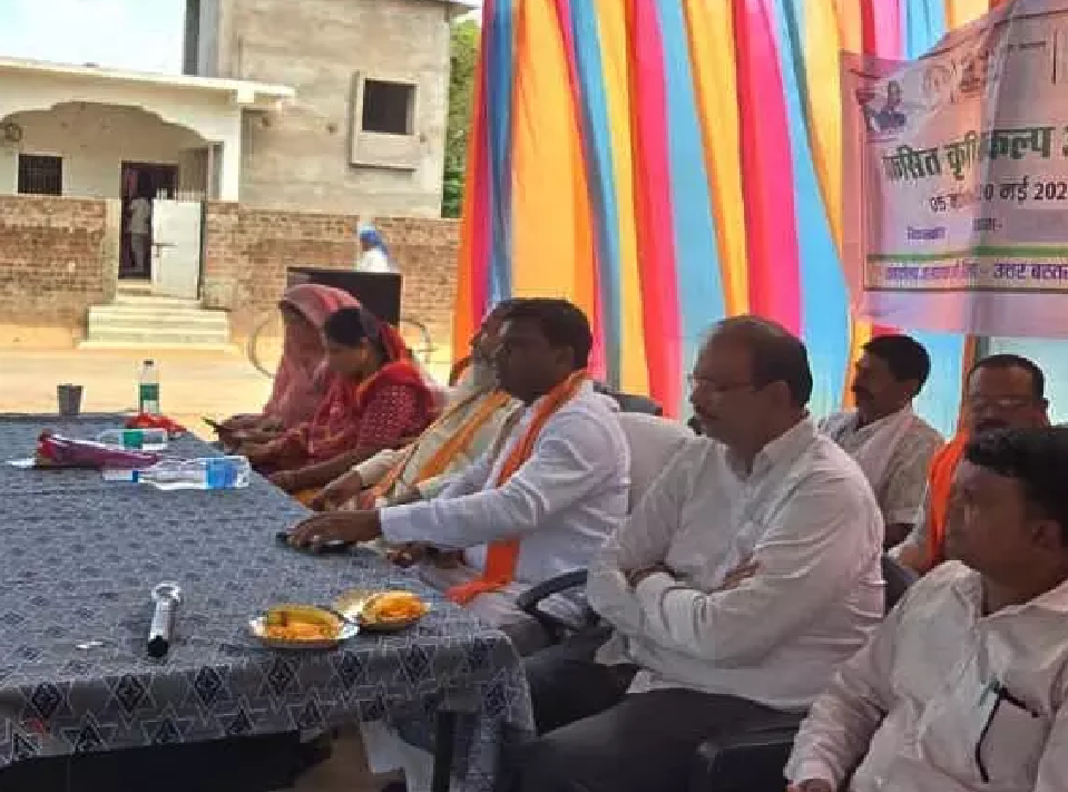 CG : सांसद से किसानों की पीड़ा नहीं देखी गई, अधिकारी को कार्यक्रम में ही लगा दी फटकार …