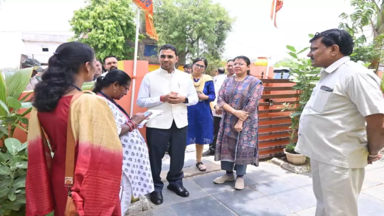 CG : कलेक्टर ने प्रगणक बन किया डिजिटल जनगणना …