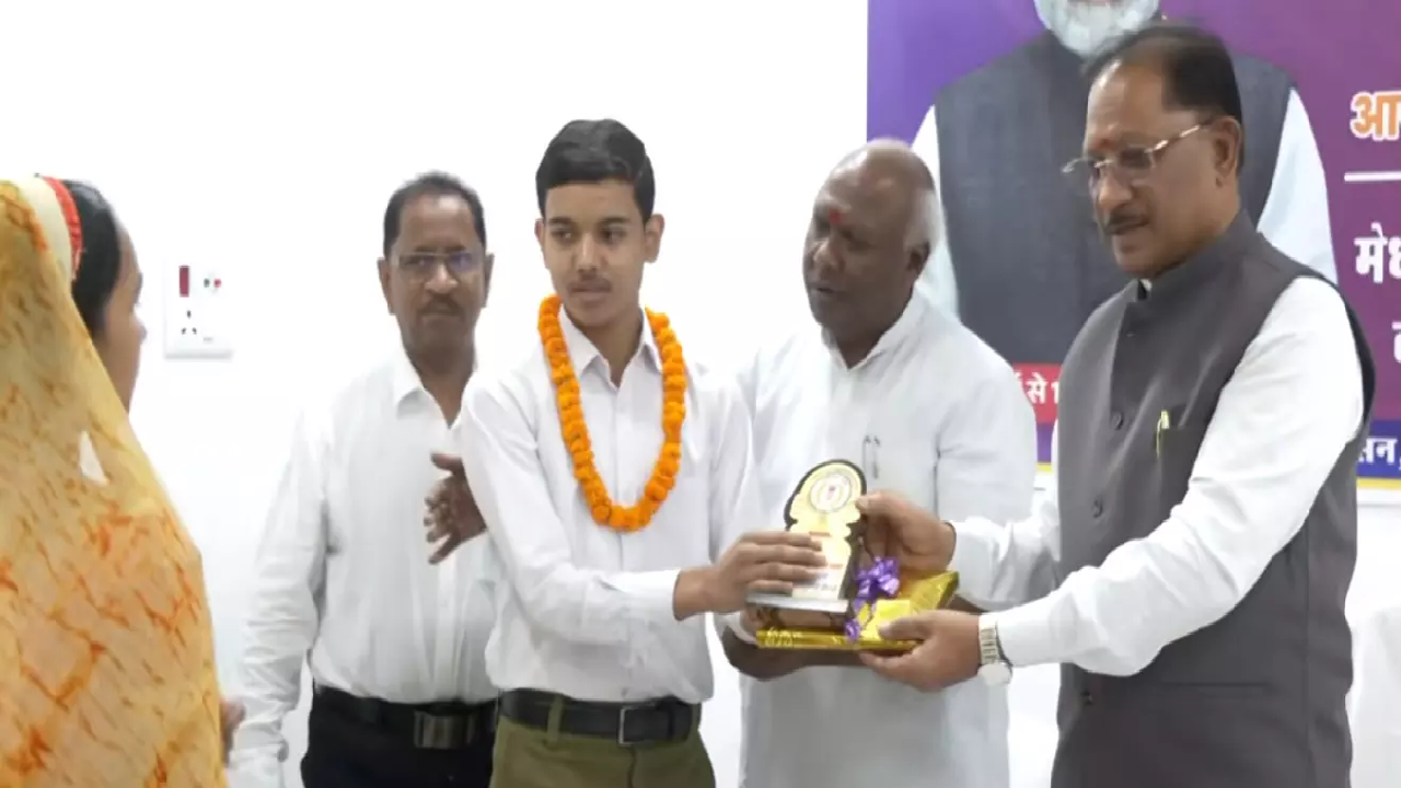 CG : CM साय ने मेधावी छात्र-छात्राओं का किया सम्मान …