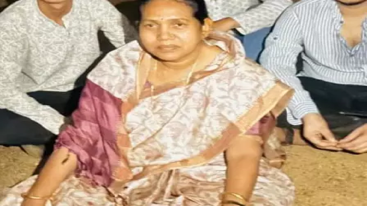 CG : महिला विधायक रेत उत्खनन रोकने आधी रात पहुंच गई खदान …