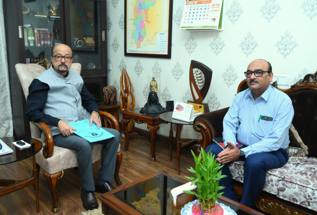 ’राज्यपाल रमेन डेका से मुख्य सचिव ने सौजन्य भेंट की’