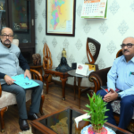 ’राज्यपाल रमेन डेका से मुख्य सचिव ने सौजन्य भेंट की’