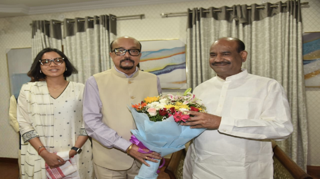 CG : राज्यपाल रमेन डेका ने किया लोकसभा अध्यक्ष बिड़ला का आत्मीय स्वागत