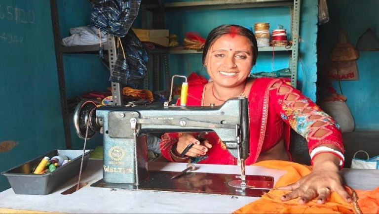 सुई-धागे से बदली तकदीर : विशाखा मंडल बनीं आत्मनिर्भरता की मिसाल