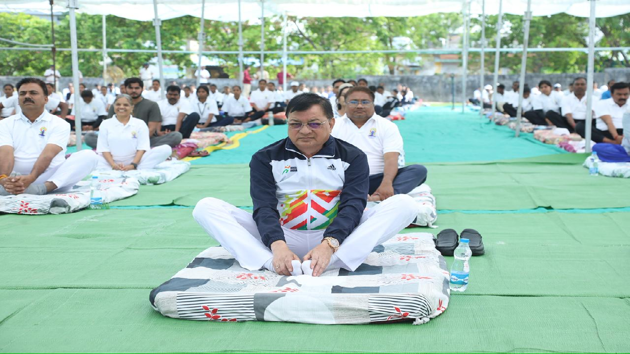 CG : योग से शारीरिक व मानसिक विकास होता है, इसे जीवन में अपनाएं - मंत्री लखनलाल देवांगन