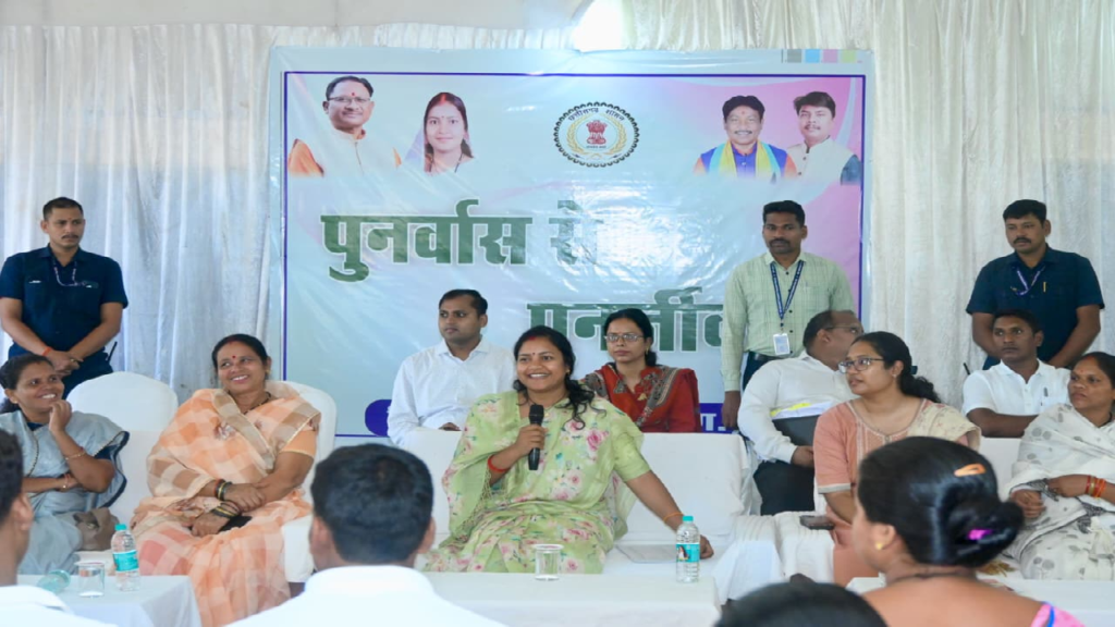 CG : हिंसा से विकास की ओर : आत्मसमर्पित महिलाओं के बीच पहुंचीं मंत्री लक्ष्मी राजवाड़े, पुनर्वास नीति को बताया नई जिंदगी की राह
