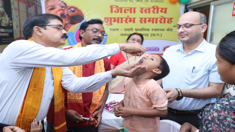 CG : महापौर एवं सभापति ने बच्चों को पिलाई पोलियो की दो बूंद, अभियान का हुआ शुभारंभ