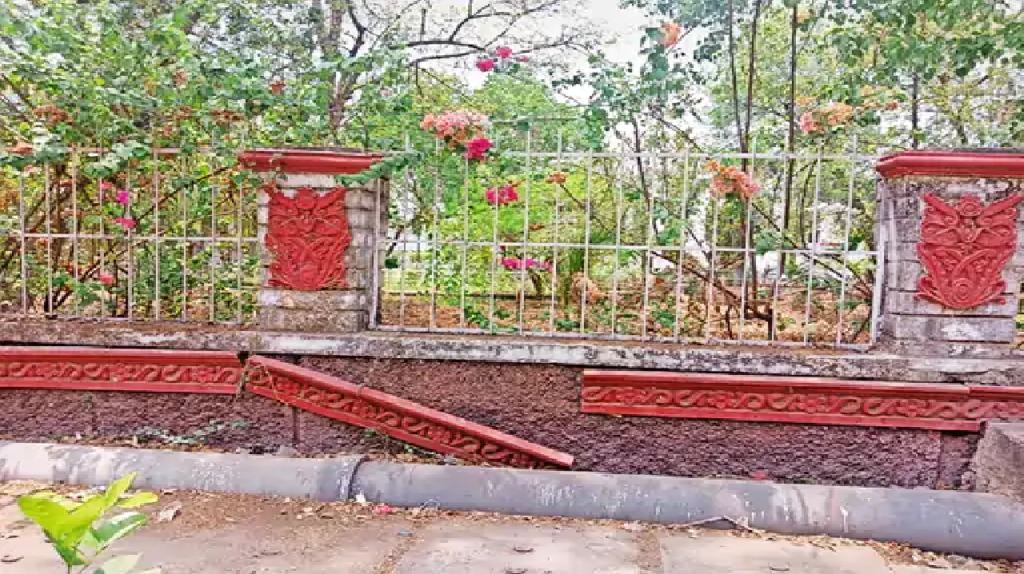 राजनांदगांव : कलेक्ट्रेट के सामने दीवार पर बनी कलाकृति उखड़ रही, चमक ​फीकी…