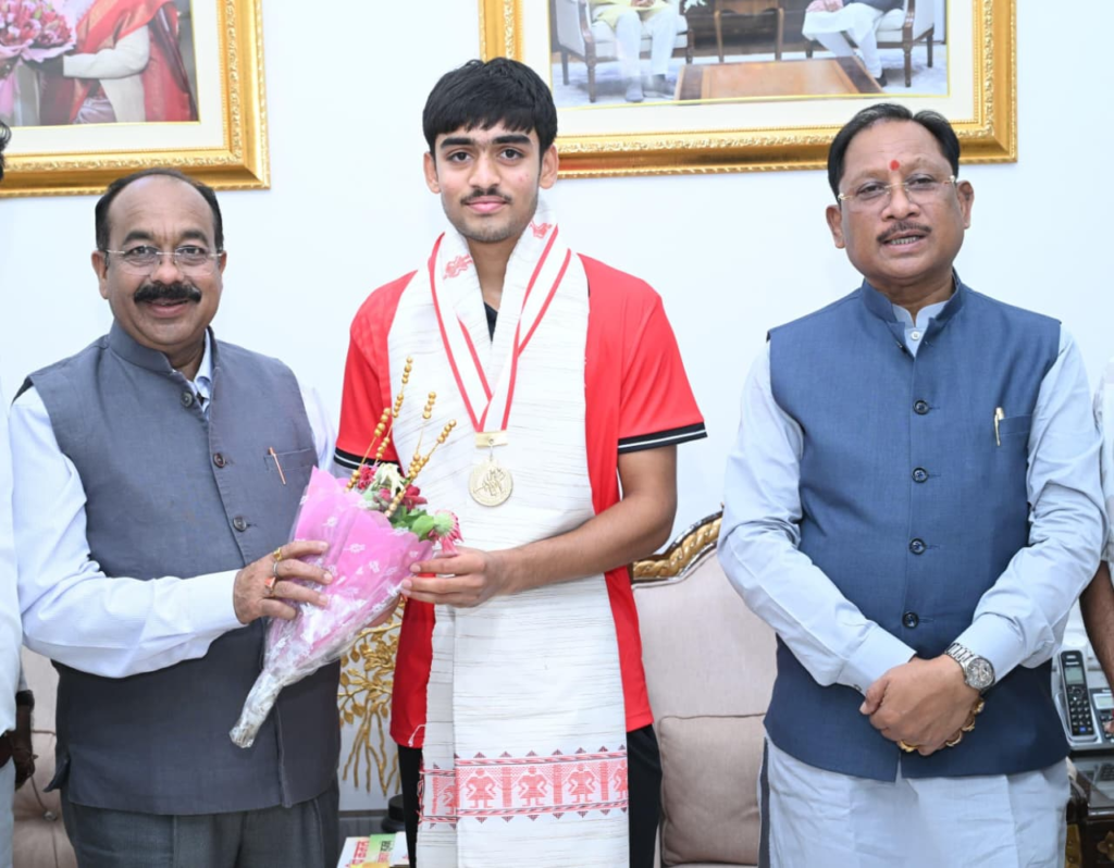 CG : अंडर-18 एशिया कप विजेता हॉकी खिलाड़ी अवि मानिकपुरी ने मुख्यमंत्री विष्णुदेव साय से की सौजन्य भेंट