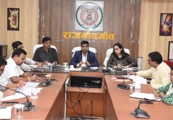 राजनांदगांव : कलेक्टर ने साप्ताहिक समय-सीमा बैठक में विभागीय कार्यों की समीक्षा की - सुशासन तिहार शिविर में प्राप्त आवेदनों का गुणवत्तापूर्ण निराकरण करने के दिए निर्देश