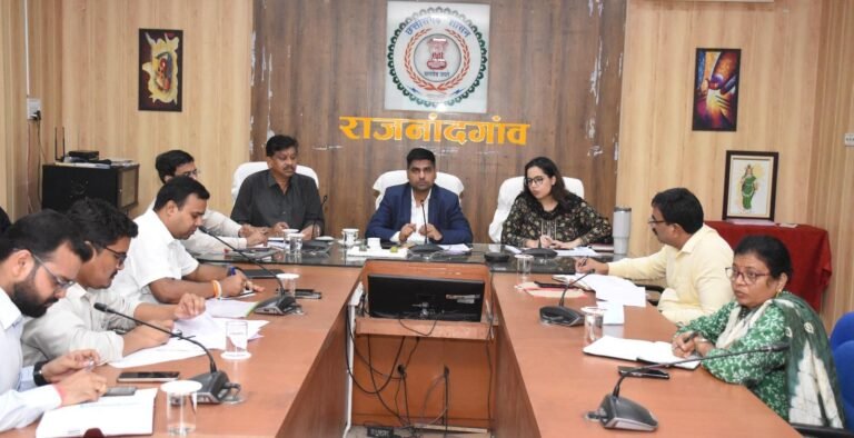 राजनांदगांव : कलेक्टर ने साप्ताहिक समय-सीमा बैठक में विभागीय कार्यों की समीक्षा की - सुशासन तिहार शिविर में प्राप्त आवेदनों का गुणवत्तापूर्ण निराकरण करने के दिए निर्देश