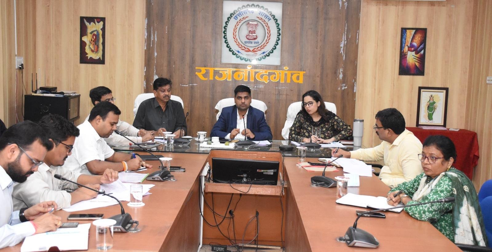 राजनांदगांव : कलेक्टर ने साप्ताहिक समय-सीमा बैठक में विभागीय कार्यों की समीक्षा की - सुशासन तिहार शिविर में प्राप्त आवेदनों का गुणवत्तापूर्ण निराकरण करने के दिए निर्देश