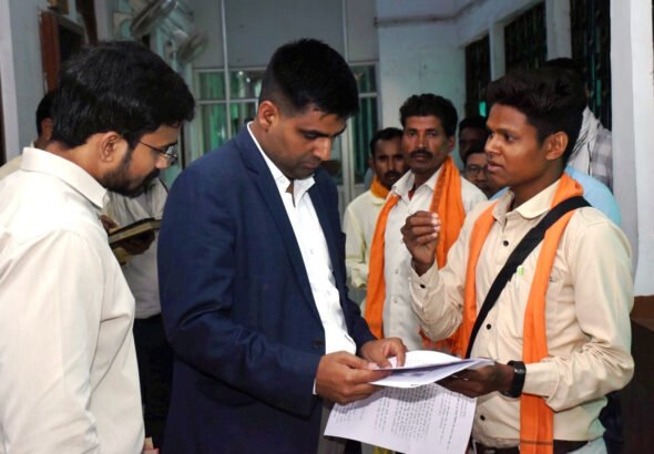 राजनांदगांव : कलेक्टर ने जनदर्शन में सुनी नागरिकों की समस्याएं - जनदर्शन में प्राप्त आवेदनों का प्राथमिकता के साथ निराकरण करने के दिए निर्देश