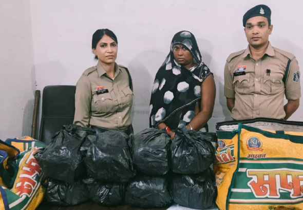 CG : रायपुर में गोरखपुर की महिला गिरफ्तार, कब्जे से 8 लाख का गांजा जब्त …