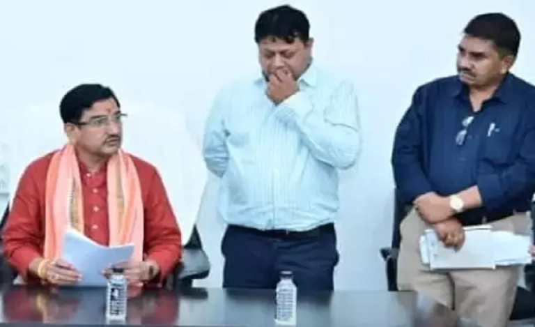 CG : बिजली गुल की शिकायत पर बिफरे केंद्रीय राज्य मंत्री तोखन साहू …