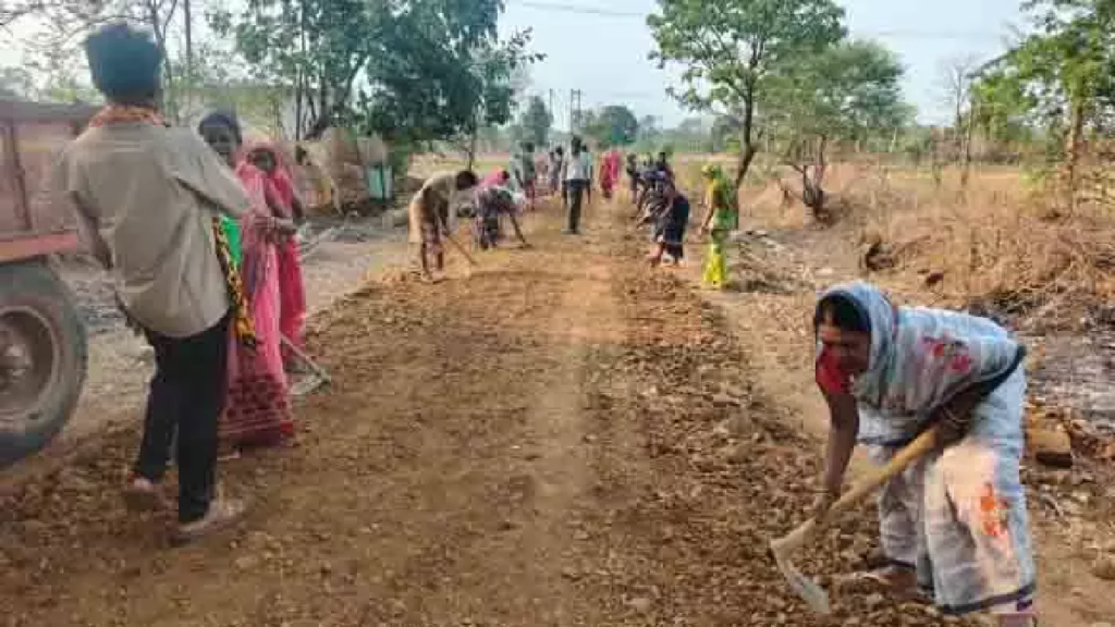 मोहला : चंदा जुटाकर ग्रामीणों ने बनाई सड़क, 25 साल से प्रशासन के पास लगा रहे थे गुहार …