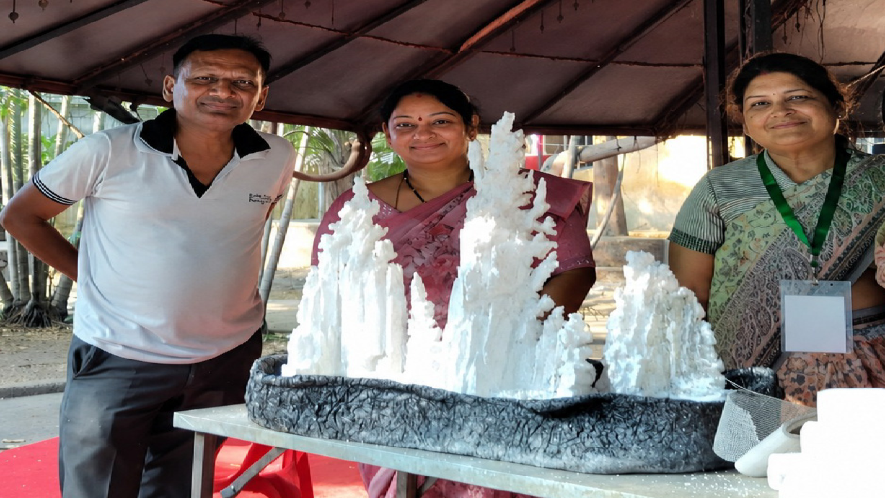 सृजन का कमाल: ‘आकार-2026’ में सिपोरेक्स और थर्माकोल से गढ़ी गई कला की नई दुनिया ...