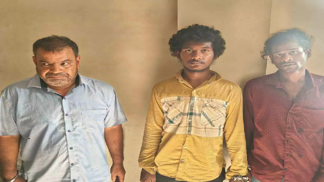 CG : बाप-बेटे ने खम्हारडीह के गोल्डन होम्स में किया था चोरी, तीन गिरफ्तार …