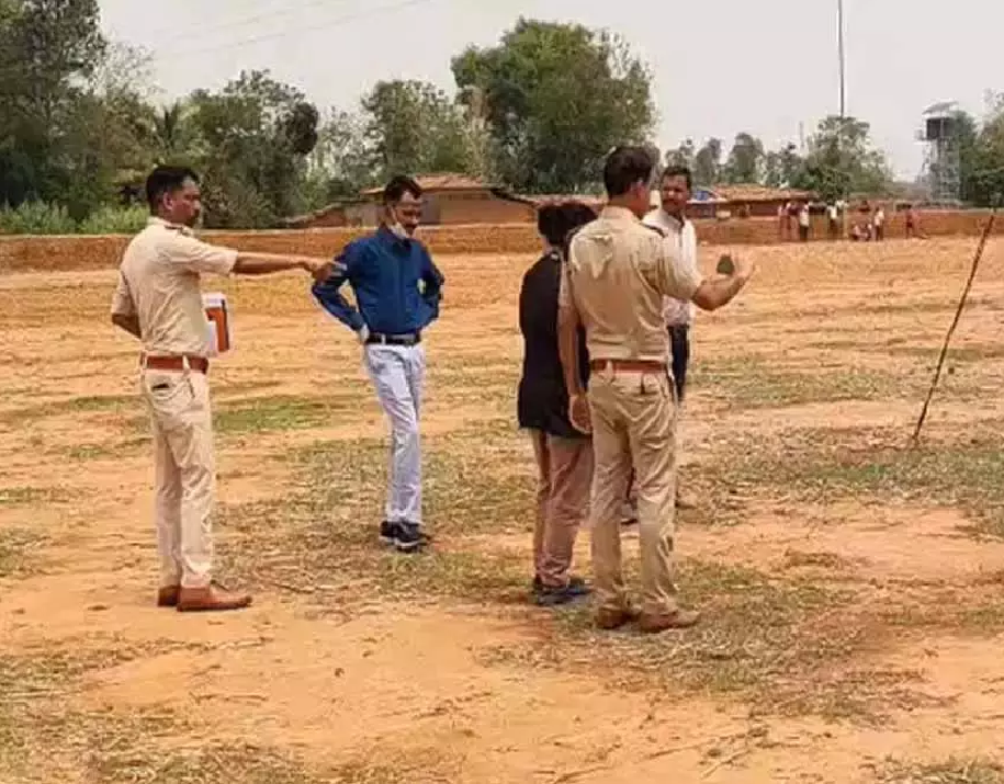 CG : बिजली खंभे के पास बोरियों में मिली लाश, डॉग स्क्वायड लेकर पहुंची पुलिस …