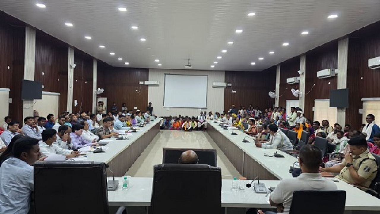 CG : आदिवासी समाज की 36 सूत्रीय मांगों पर कलेक्टर ने की समीक्षा …