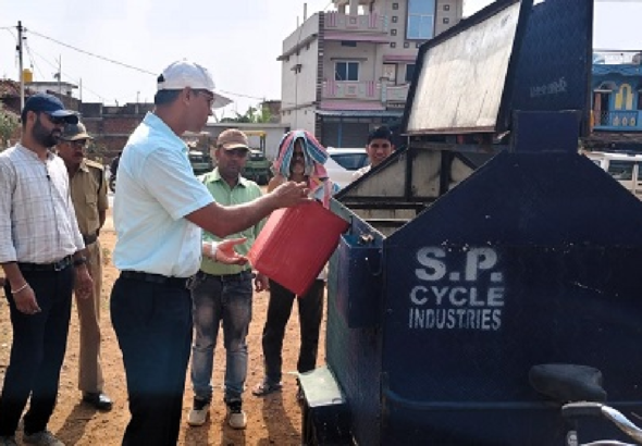 CG : पुराने ट्रायसायकिल का पुनः उपयोग कर तैयार किया जा रहा कचरा संग्रहण वाहन …