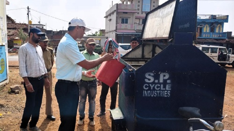 CG : पुराने ट्रायसायकिल का पुनः उपयोग कर तैयार किया जा रहा कचरा संग्रहण वाहन …