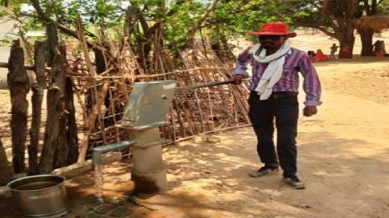 CG : ग्रामीणों ने खारिज की गंदा पानी पीने की बात, पीएचई की जांच रिपोर्ट आई सामने …