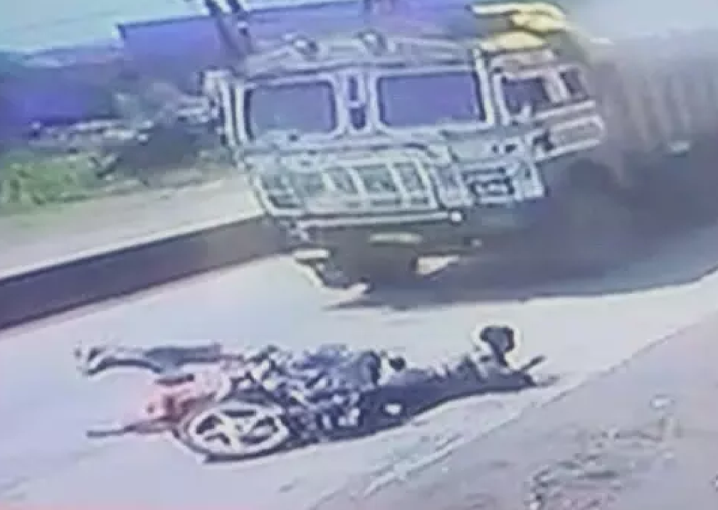 CG : अचानक बाइक बंद होने से ट्रक ने रौंदा …