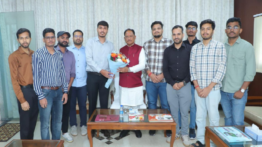 मुख्यमंत्री विष्णुदेव साय ने यूपीएससी प्रारंभिक परीक्षा में सफल ट्राइबल यूथ हॉस्टल के विद्यार्थियों से की मुलाकात ...
