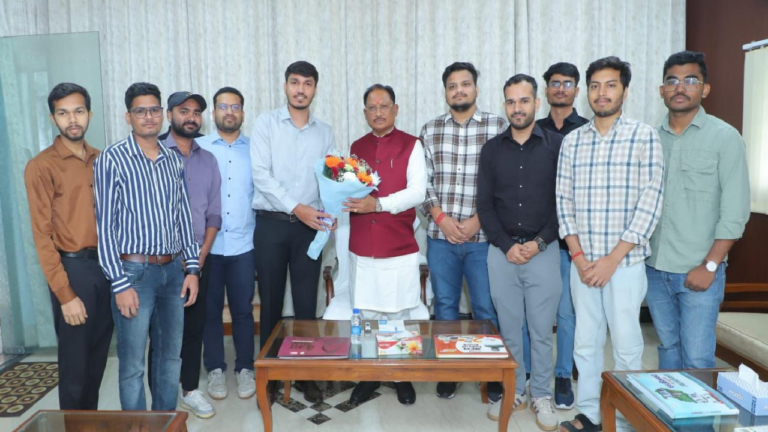 मुख्यमंत्री विष्णुदेव साय ने यूपीएससी प्रारंभिक परीक्षा में सफल ट्राइबल यूथ हॉस्टल के विद्यार्थियों से की मुलाकात ...