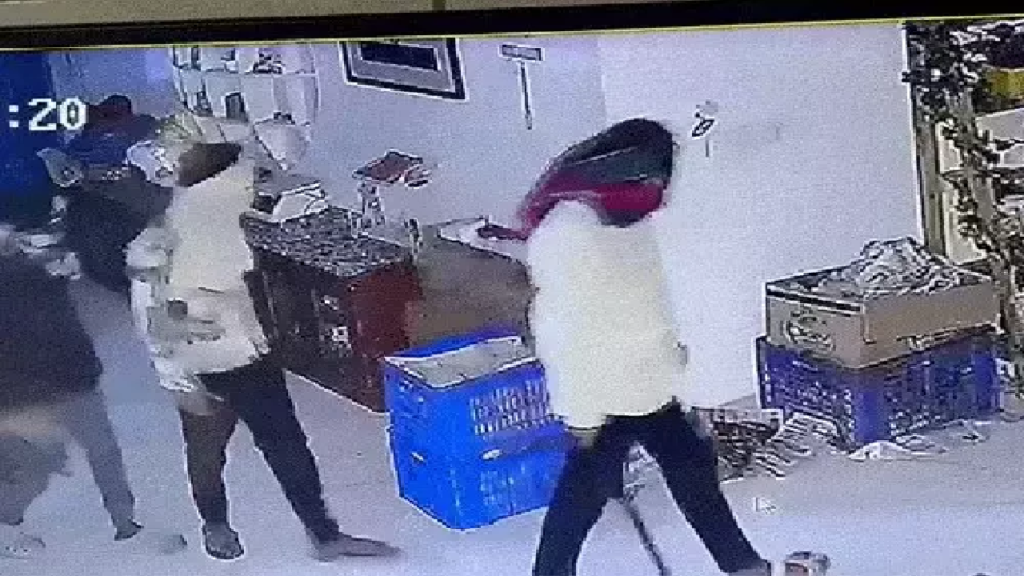 CG :फार्म हाउस में 7 लाख की चोरी, हथियारबंद बदमाश CCTV में कैद …