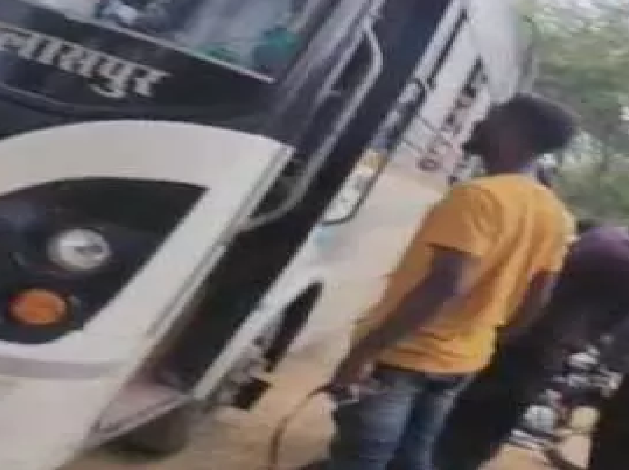 CG : कवर्धा के गुंडों में पुलिस का खौफ नहीं, यात्री बस रोका और ड्राइवर को मारने हुए उतारू …