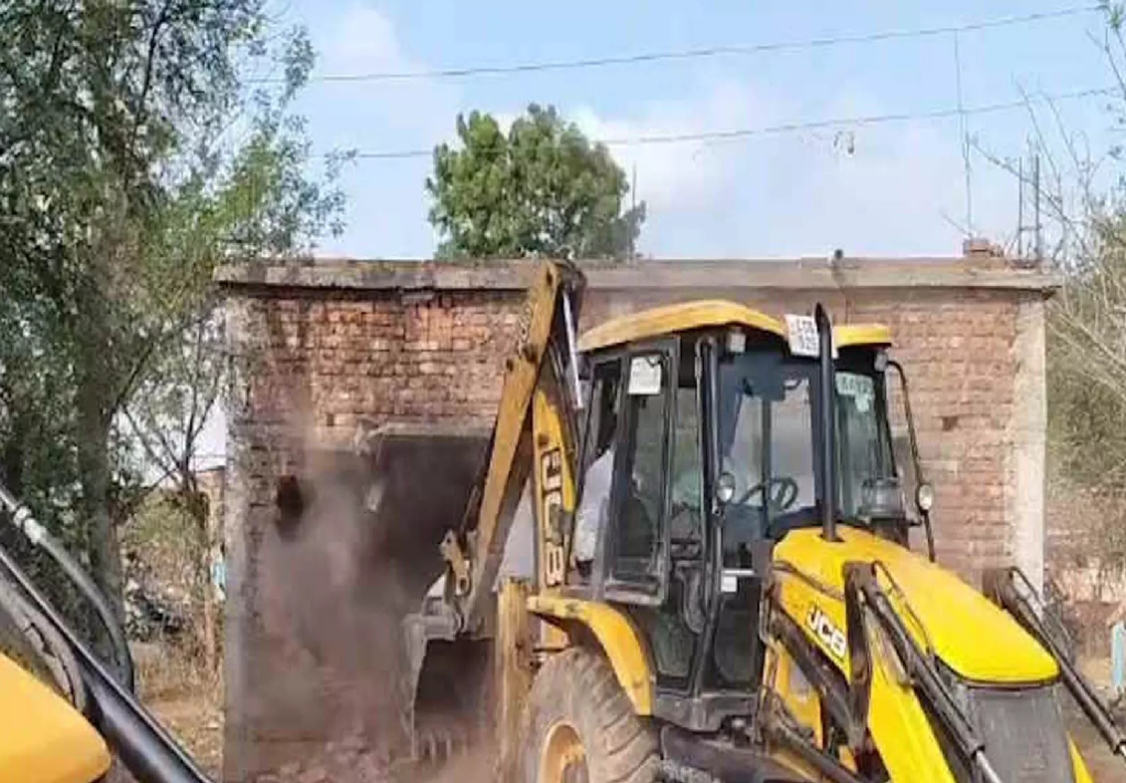 CG : नकटी में JCB लेकर पहुंचा प्रशासन, भारी फोर्स तैनात …