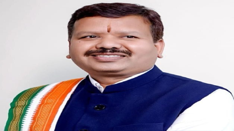 CG : बाहरी लोगों को काम पर रख स्थानीय युवाओं का हक छीन रहा पिकाडिली शराब फैक्ट्री : विनोद चंद्राकर …