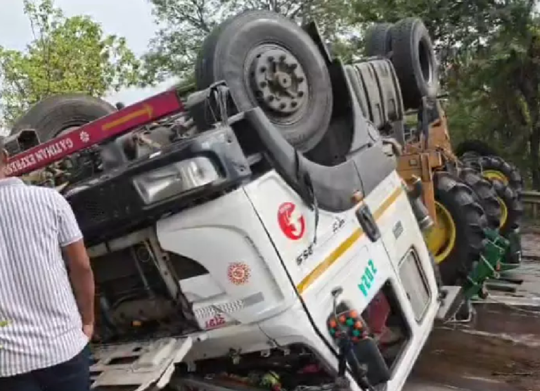 CG : सरोना फ्लाईओवर ब्रिज में ट्रेलर वाहन पलटा …