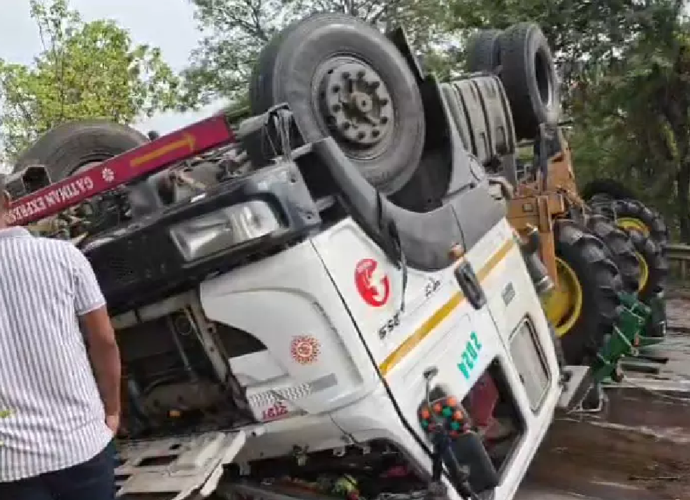 CG : सरोना फ्लाईओवर ब्रिज में ट्रेलर वाहन पलटा …