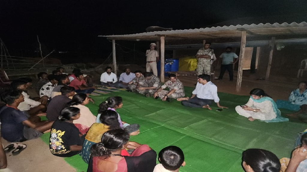 CG : रात्रिकालीन चौपाल में कलेक्टर ने सुनी ग्रामीणों की समस्याएं …