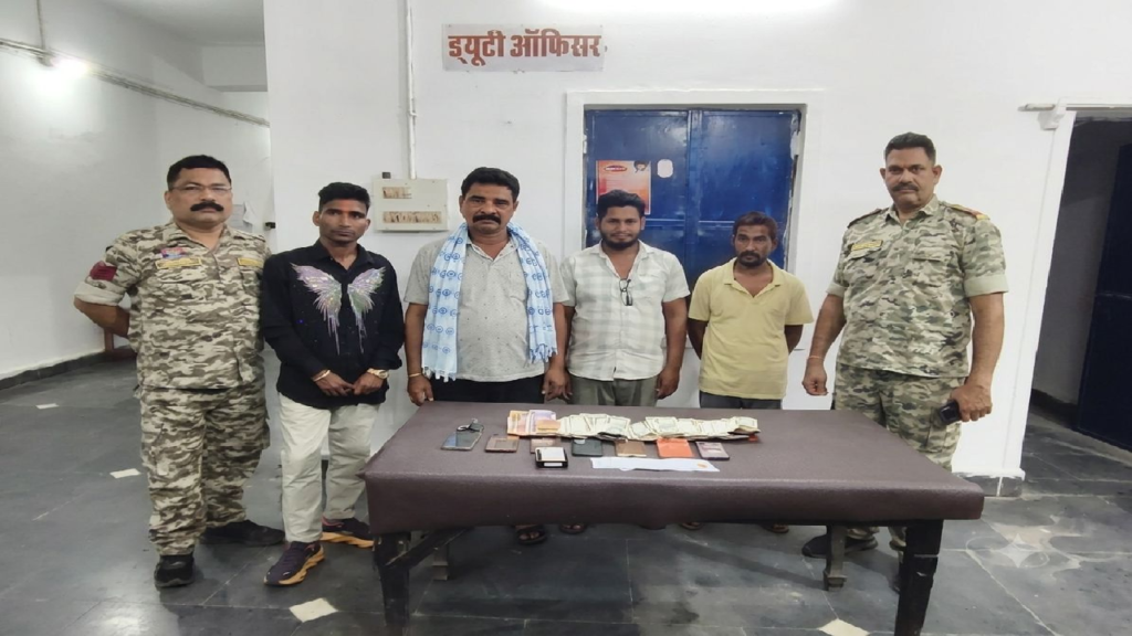 CG : जंगल में चल रहा था लाखों का जुआ, कोतवाली पुलिस ने 4 जुआरियों को दबोचा …