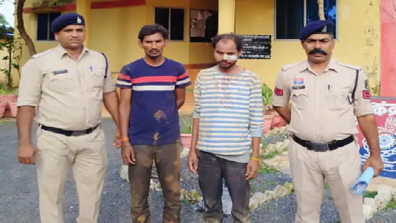 राजनांदगांव : गाड़ी में ठूंसकर भरे थे 6 मवेशी, तस्कर पकड़े गए…