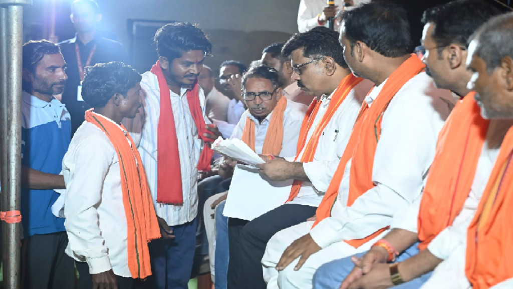 CG : गृहमंत्री विजय शर्मा ने बच्चों को देखकर रुकवाया काफिला, खिलाई चॉकलेट…