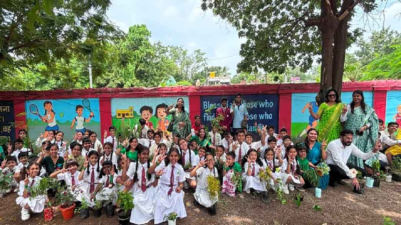 CG : सालेम इंग्लिश स्कूल में धूमधाम से मना ग्रीन डे, विद्यार्थियों ने किया पौधारोपण…