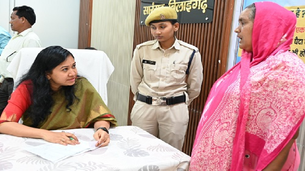 CG : कलेक्टर पद्मिनी भोई साहू ने जनदर्शन में सुनी आमजन की समस्याएं…