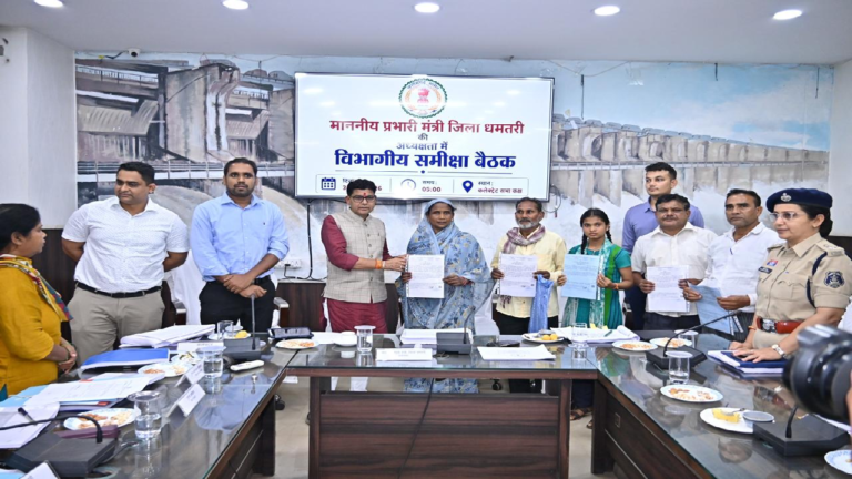 CG : राजस्व मामलों में देरी बर्दाश्त नहीं, नामांतरण-बंटवारा सहित स्वामित्व कार्ड के प्रकरण समय पर निपटाएं-प्रभारी मंत्री टंकराम वर्मा