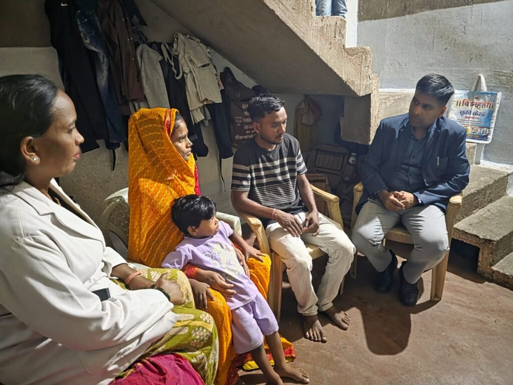 राजनांदगांव : कलेक्टर ने उच्च जोखिम वाली गर्भवती माताओं के घर पहुंचकर जाना हालचाल