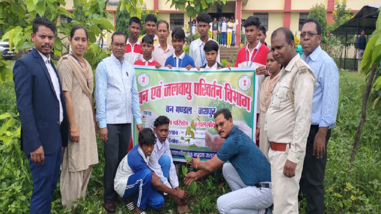 वन महोत्सव : जशपुर में 'एक पेड़ माँ के नाम' अभियान को मिल रहा जनसमर्थन