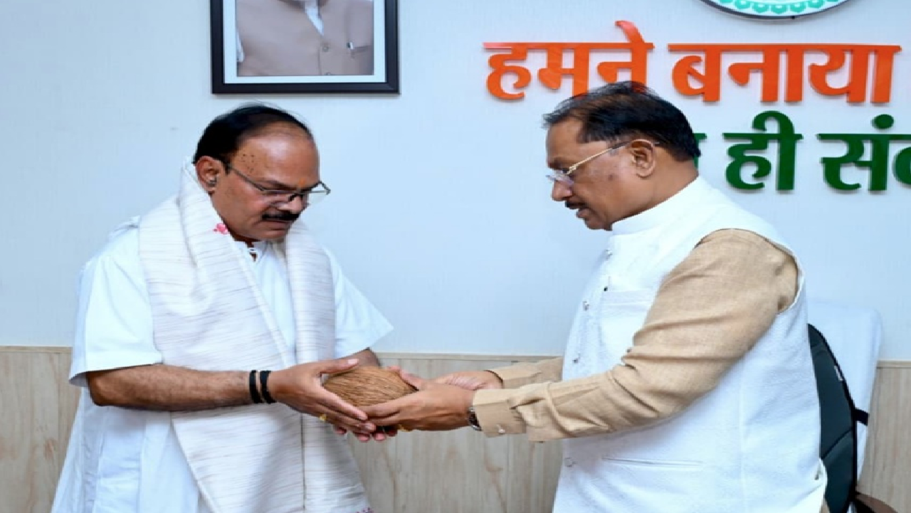 CG : सीएम साय को गुरुपूर्णिमा महोत्सव का आमंत्रण, आचार्य का शाल-श्रीफल से सम्मान